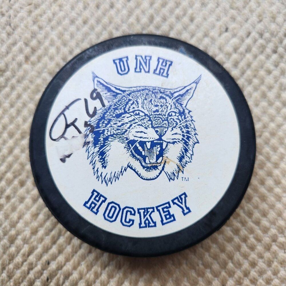 UNH UNIVERSITY of NEW HAMPSHIRE WILDCATS Gufex White Old Cat Logo PUCK 69 Signed